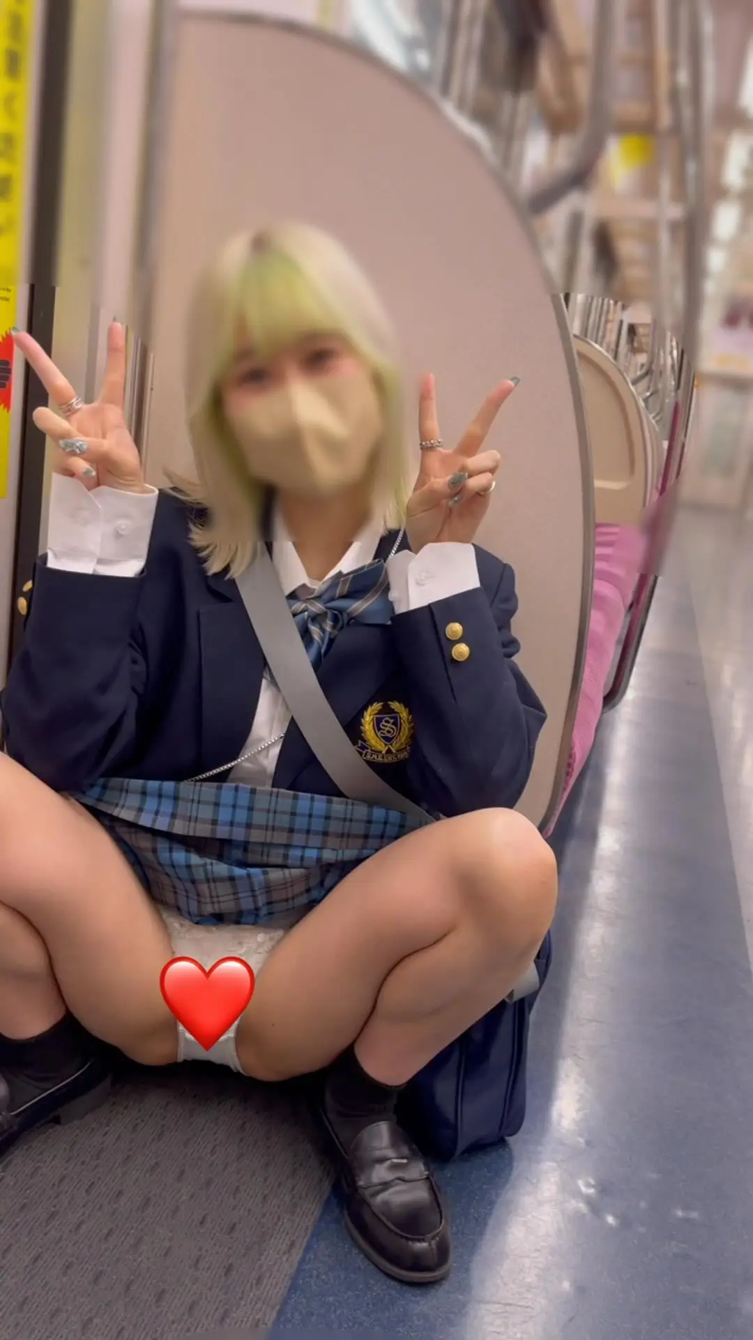 JK盗撮日記128  初登場！！派手髪の激カワ美脚JKを電車内とトイレ内で盗撮【※完全主観28分超撮影】