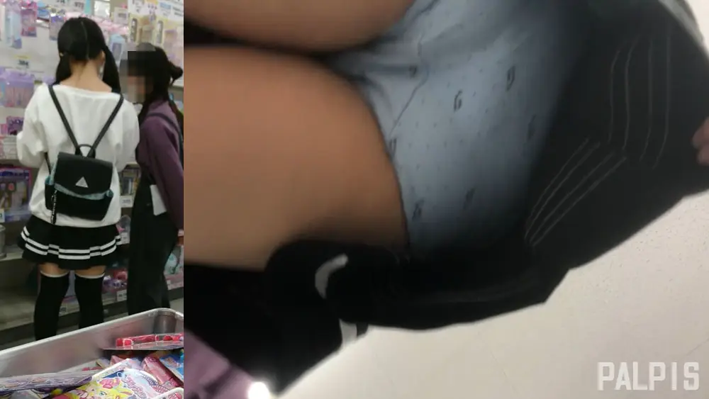 おもちゃコーナーで仲良く話していた娘達をめくってパシャリ