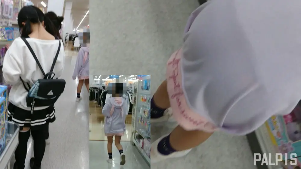 おもちゃコーナーで仲良く話していた娘達をめくってパシャリ