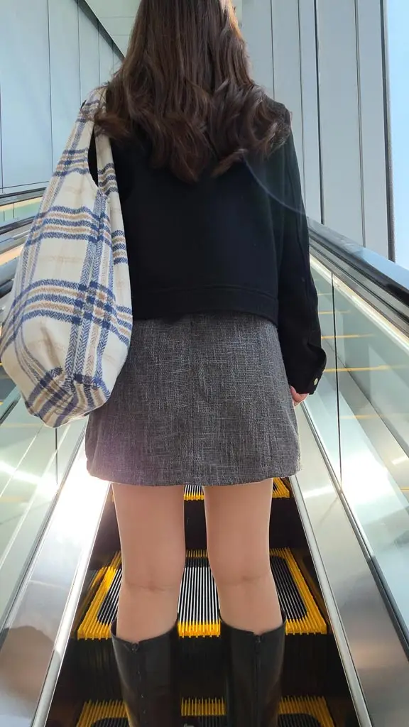ミニスカ白パンツの清楚系美女　～エスカレーター逆さ撮りとエレベーター大胆見せつけ