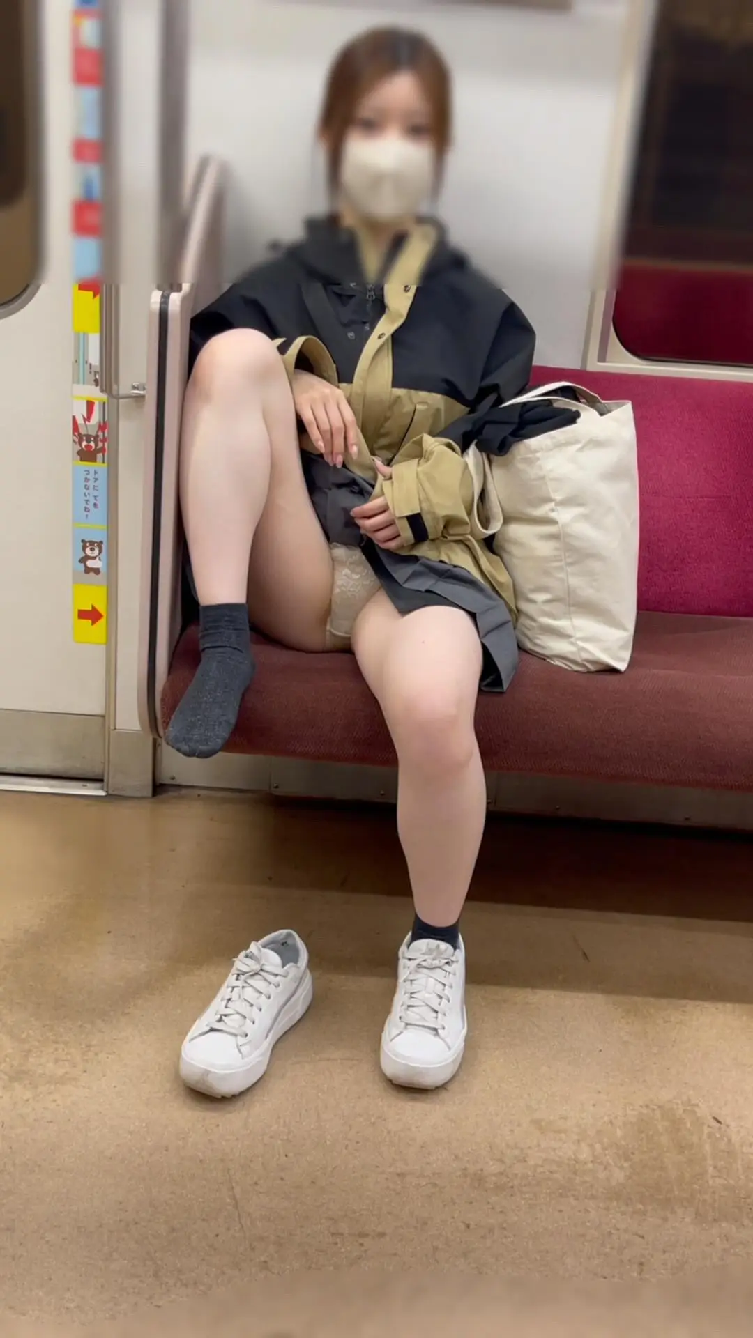 JD盗撮日記47　流石に可愛すぎない！？続・超オススメ！！大人気女優級の激カワ色白美白JDを電車内とトイレ内で盗撮【※22分超撮