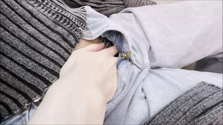 電車お触り38 超可愛いこの若い美乳を触りまくり。はじめてモミモミされちゃったかな？？