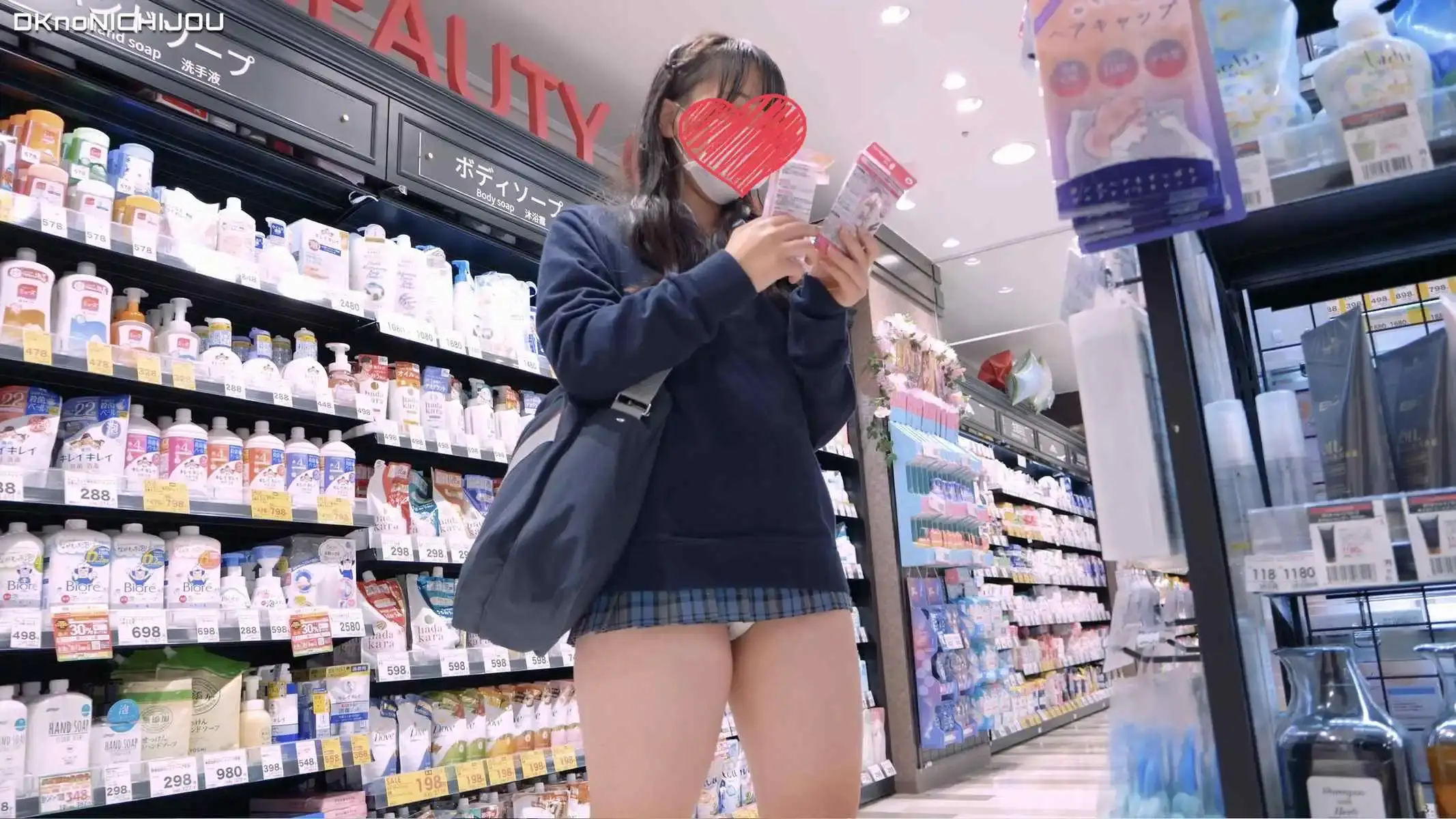 プレビュー画像：[4K]えちえちJK盗撮No.171#青チェ　下半身がムチムチな低身長JKの限界ミニスカートに大興奮！
