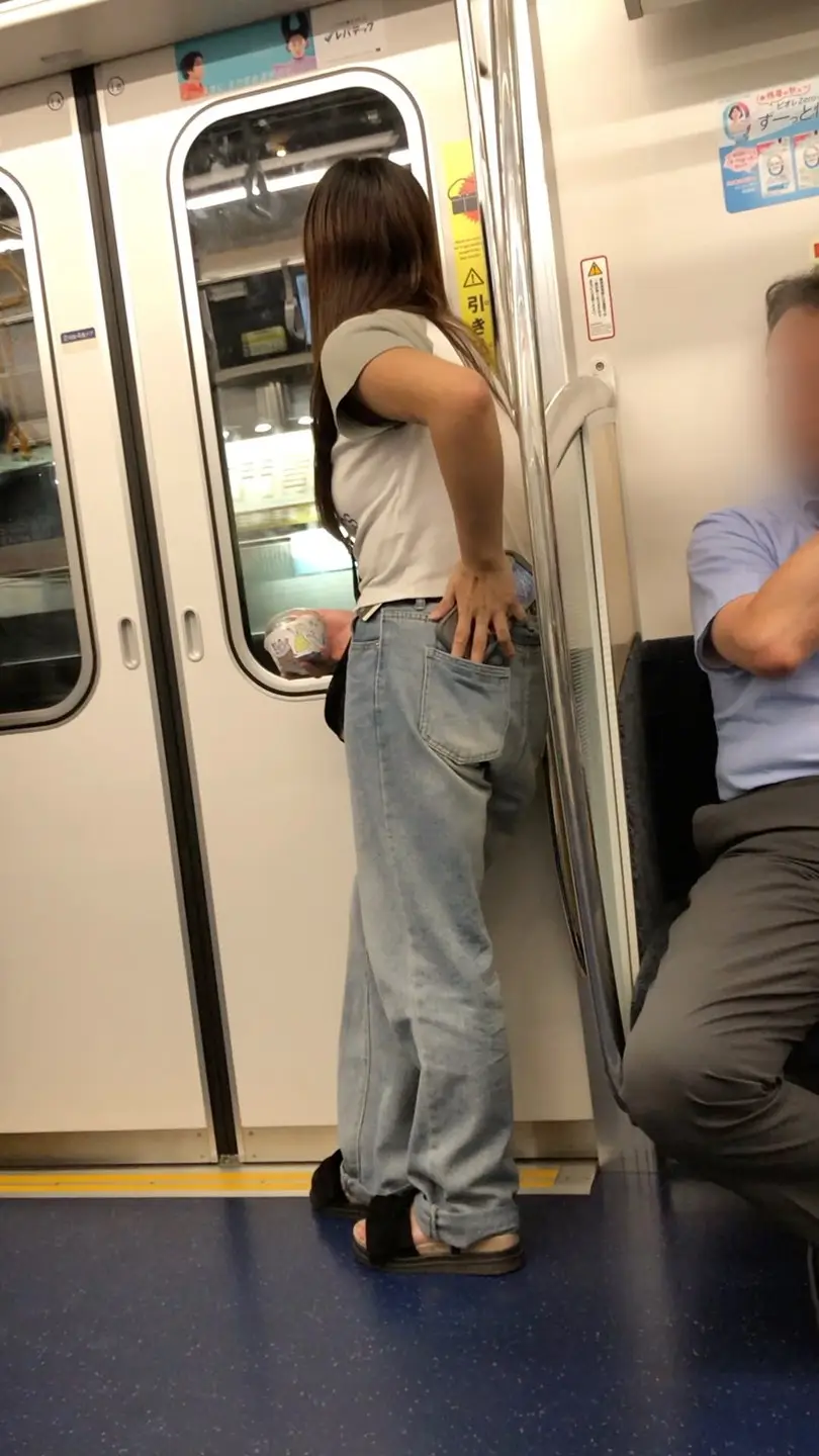 【すぐそこの眺め185】ムチムチボディのセクシーＪＤの巨乳を電車内で観察！！