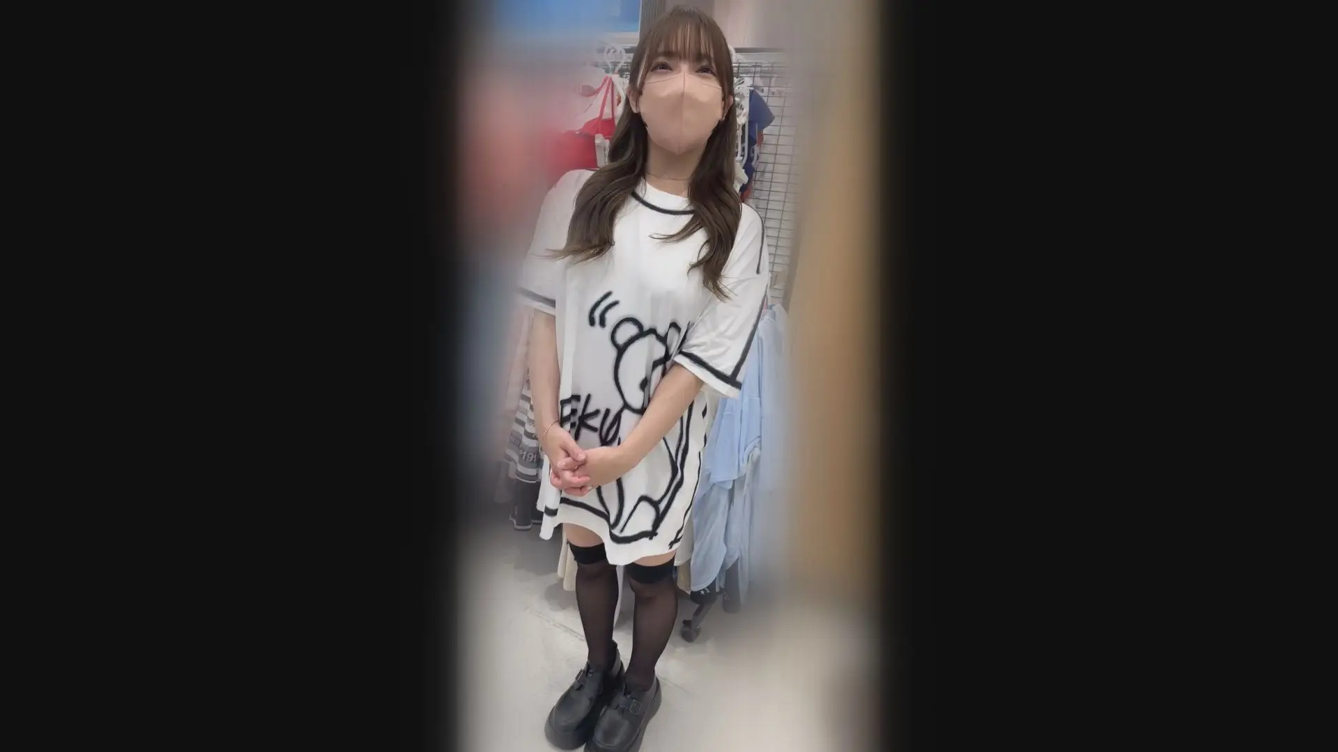 【超高画質】国宝級!!激カワショップ店員15 顔もおっぱいもお尻も完璧 肉感柔胸尻ノーブラ店員 画像 1