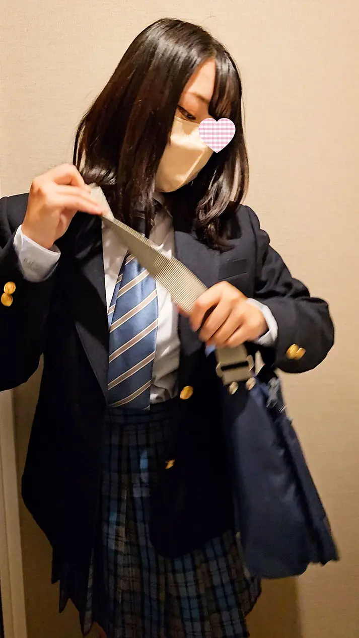 カフェトイレに仕掛けたカメラが捉えた可愛い青チェJKが胸が丸見えの状態でお着替え。