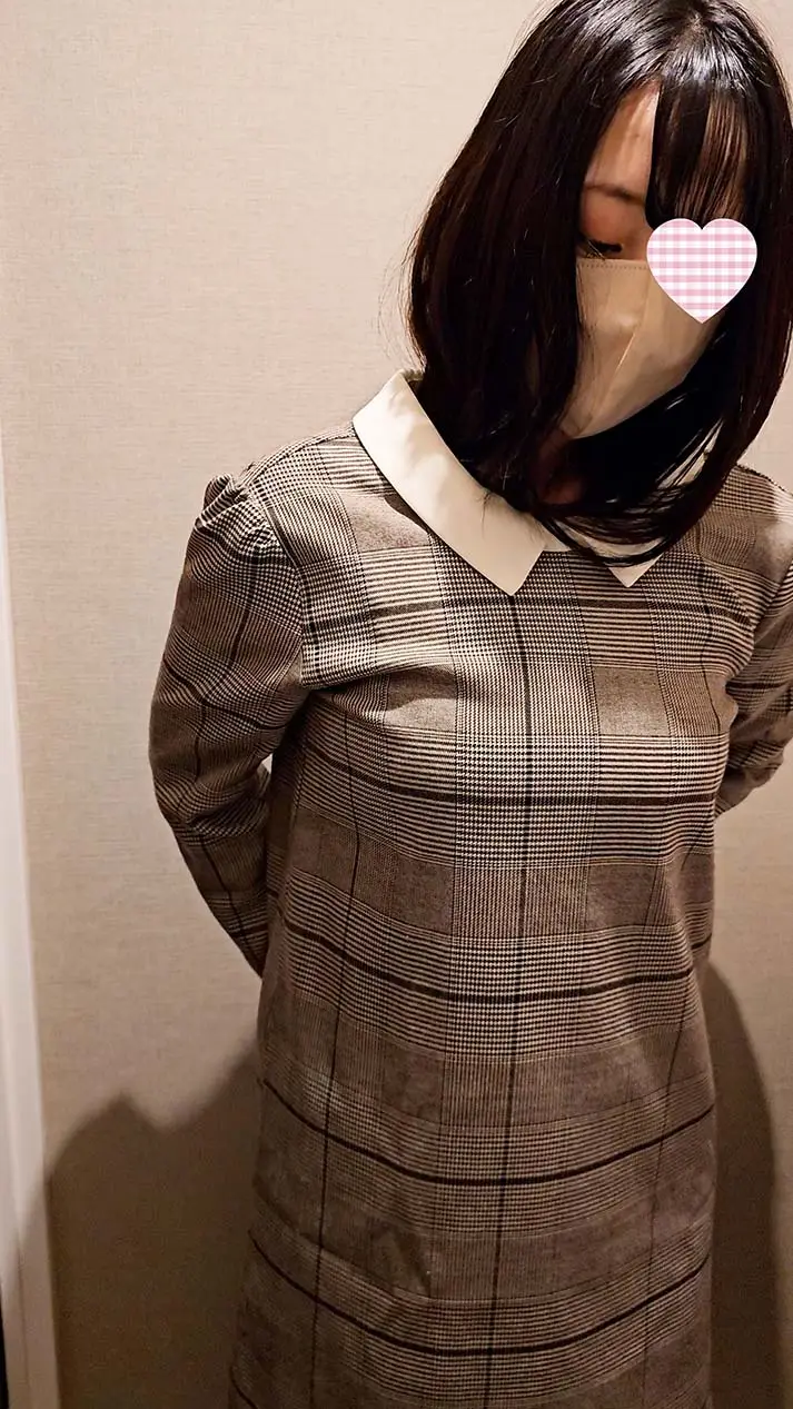カフェトイレに仕掛けたカメラが捉えた可愛い青チェJKが胸が丸見えの状態でお着替え。