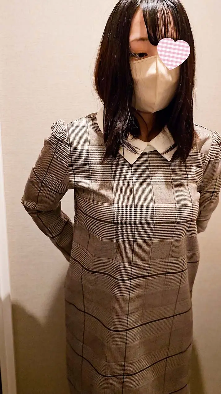 カフェトイレに仕掛けたカメラが捉えた可愛い青チェJKが胸が丸見えの状態でお着替え。