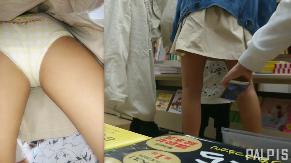 本棚より小さいあの娘をパシャリ
