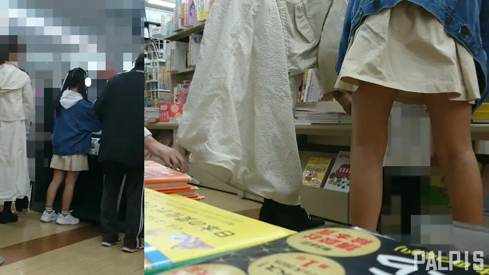 本棚より小さいあの娘をパシャリ