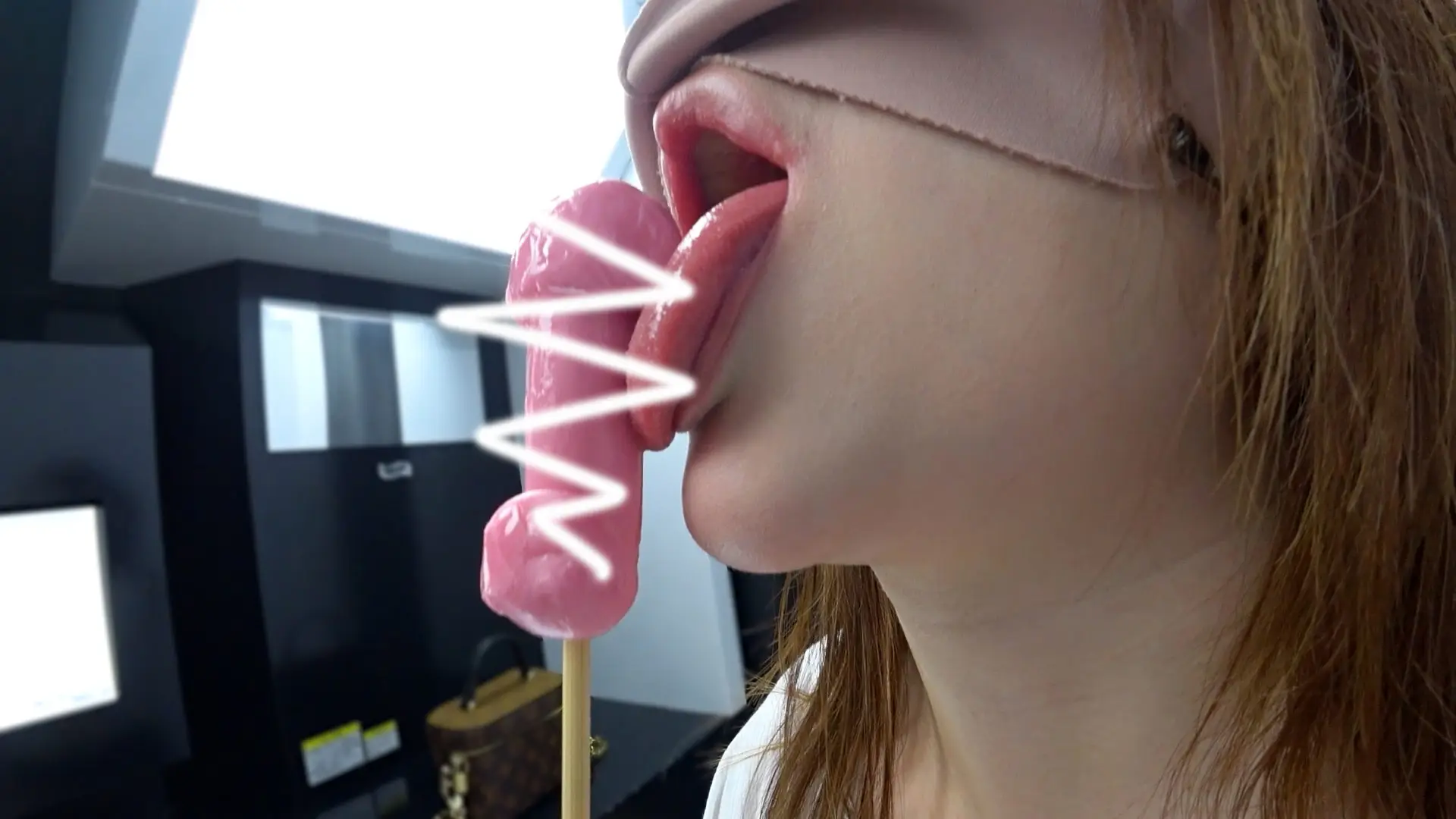 【顔出し】露出暴走中!!激ミニスカからハミ出る尻肉&生々しいおっぱいで完全誘惑!!タガ外れド変態行動が止まらない!!