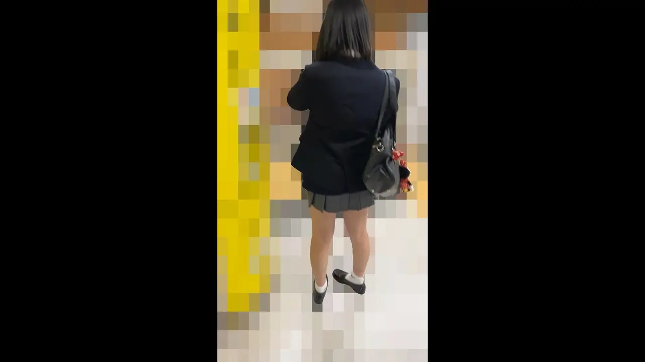 小生意気な見下す視線が焦りに変わる。執拗な責めに湿りという陥落。