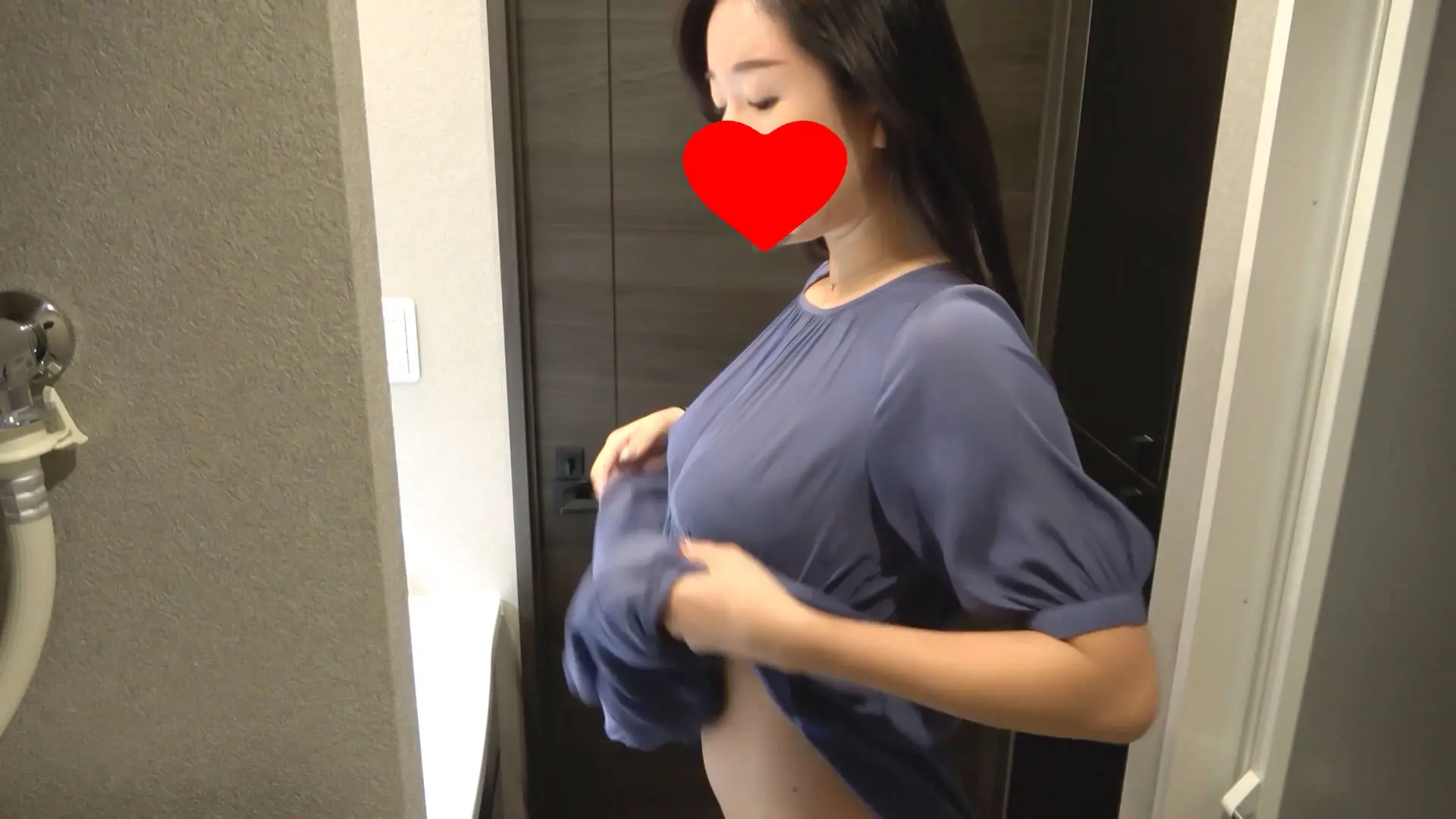 【女性専用シェアハウス着替え】超美巨乳！ムチムチ豊満お姉さんの脱衣所着替え