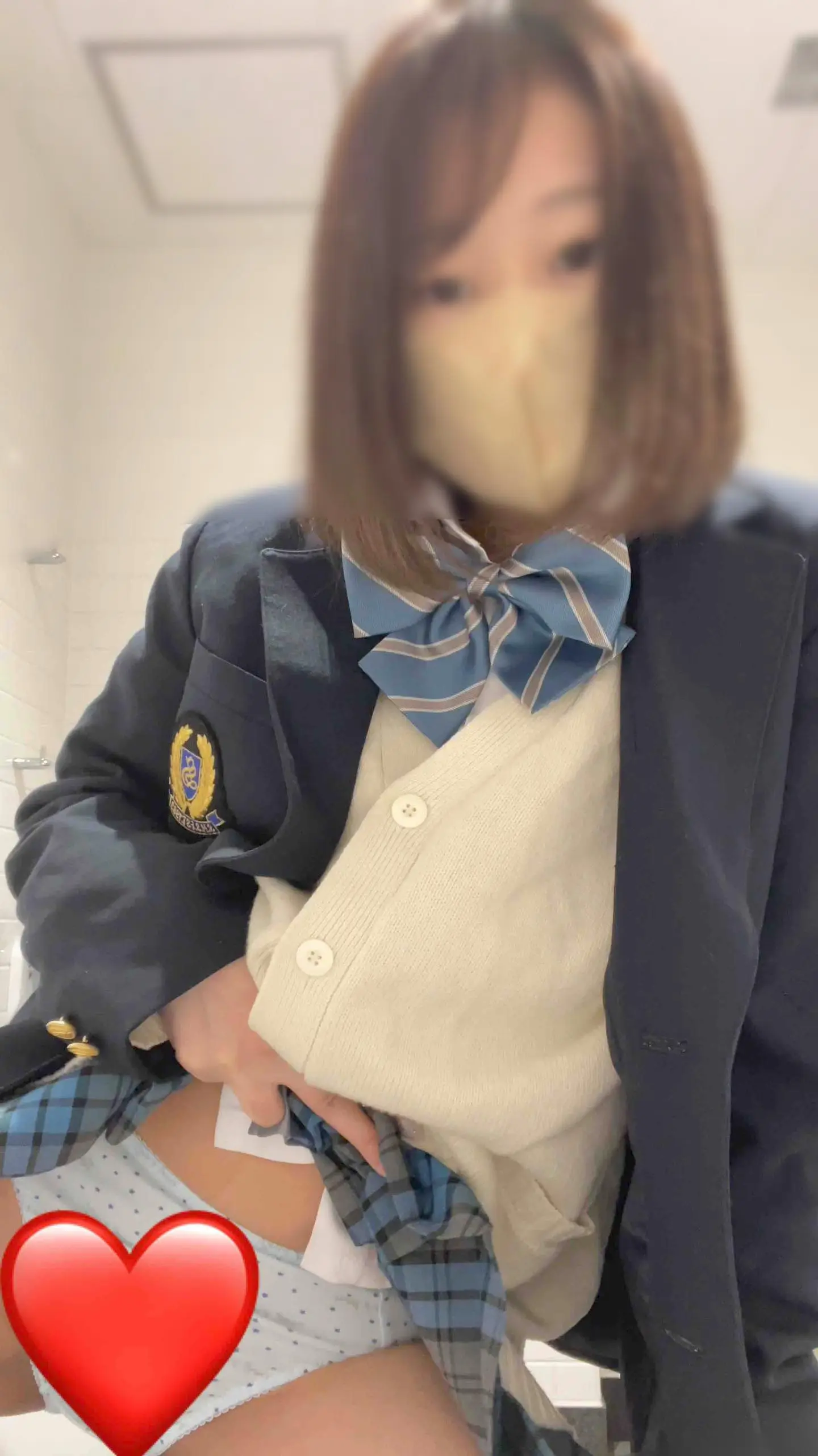 【再販】JK盗撮日記126久しぶりの登場！ 続々・青チェック激カワショートロリJKを電車対面とトイレ内で盗撮【※完全主観29分超撮影】