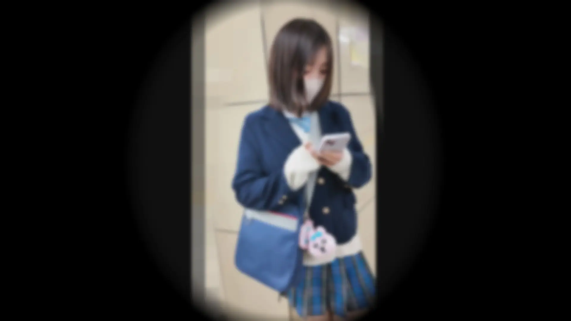 【電車窃触】［白肌マシュマロ爆乳］Gカップデカ乳輪 濡れ過ぎパンツは手淫OK娘の証拠 すぐに潮吹き出す淫乱膣に強引手淫