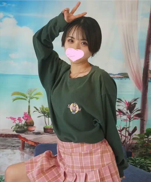 プレビュー画像:あどけなさを残す小柄でかわいい女の子の無防備食い込みピンクおパンティ