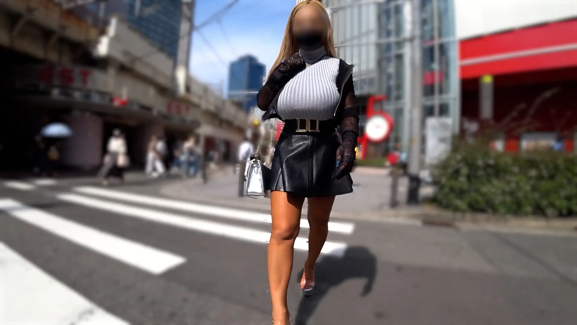 【初撮り】破壊力MAXデカすぎる爆乳っぷり!!食い込みTバックのデカ乳黒ギャルに周囲のエロい視線が集中砲火!!