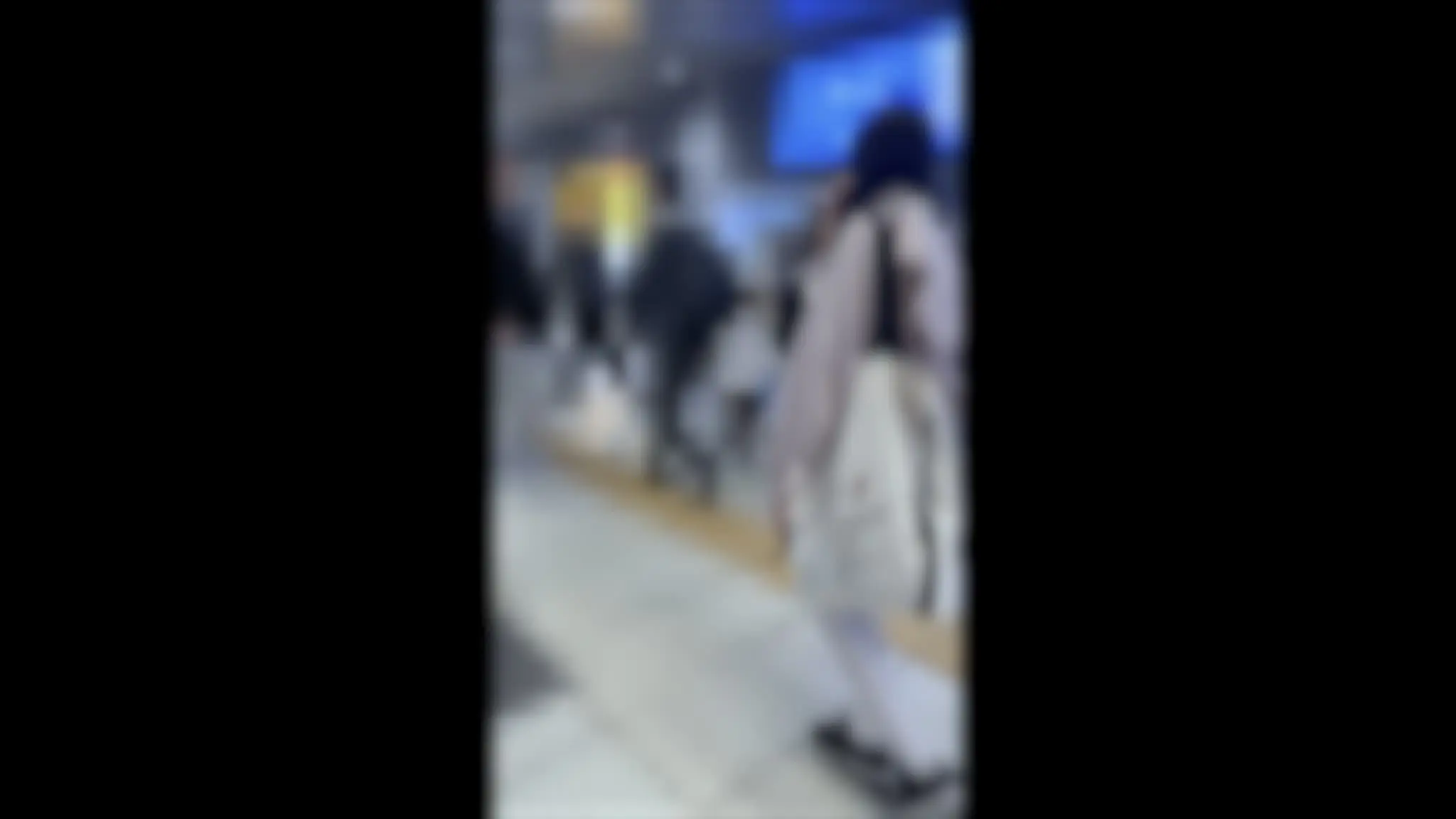 ［窃触/喘ぎ声有］上京初日の地獄。これがリアル。〜豪快おっぴろげ手マン編〜