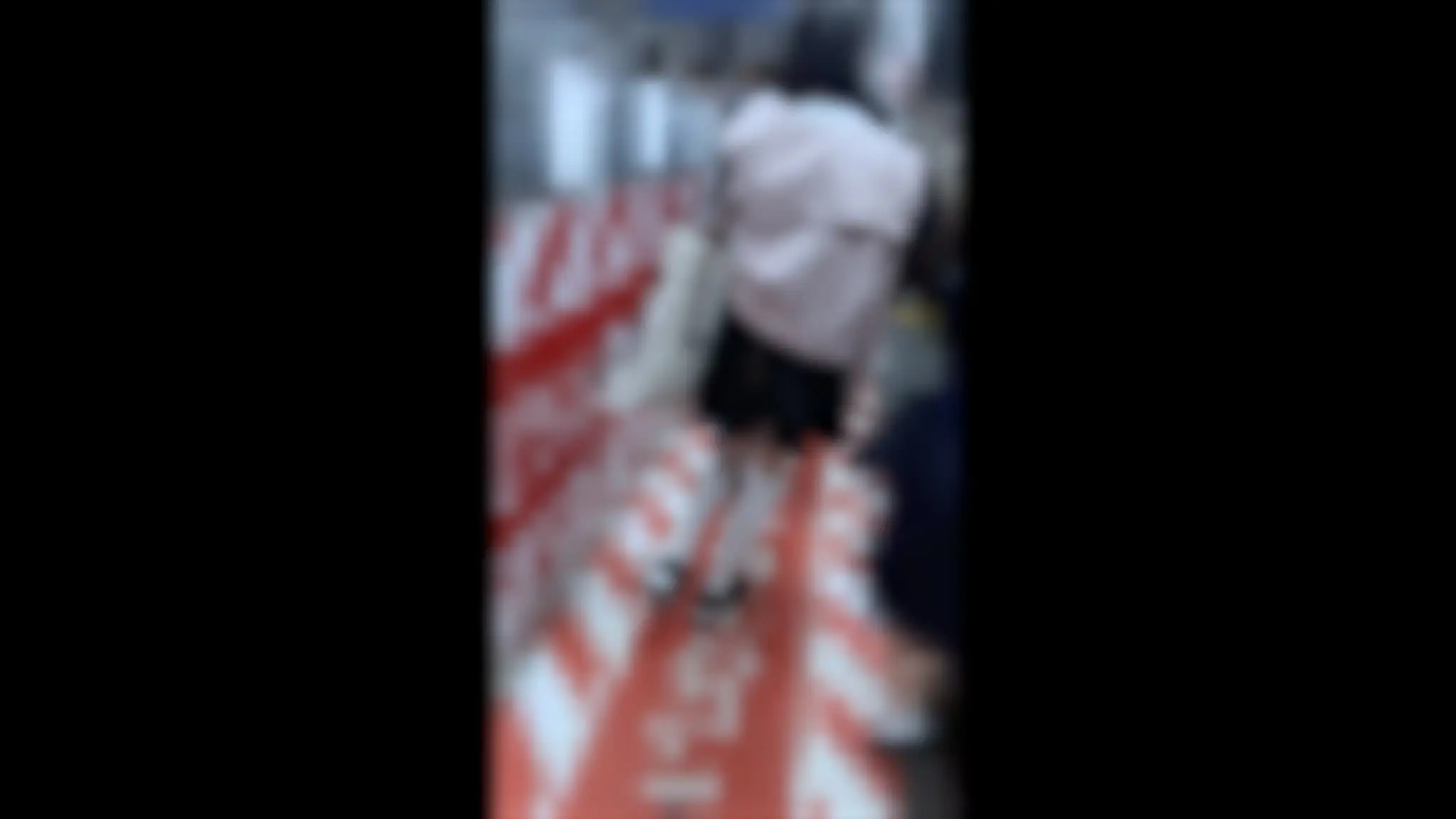 ［窃触/喘ぎ声有］上京初日の地獄。これがリアル。〜豪快おっぴろげ手マン編〜