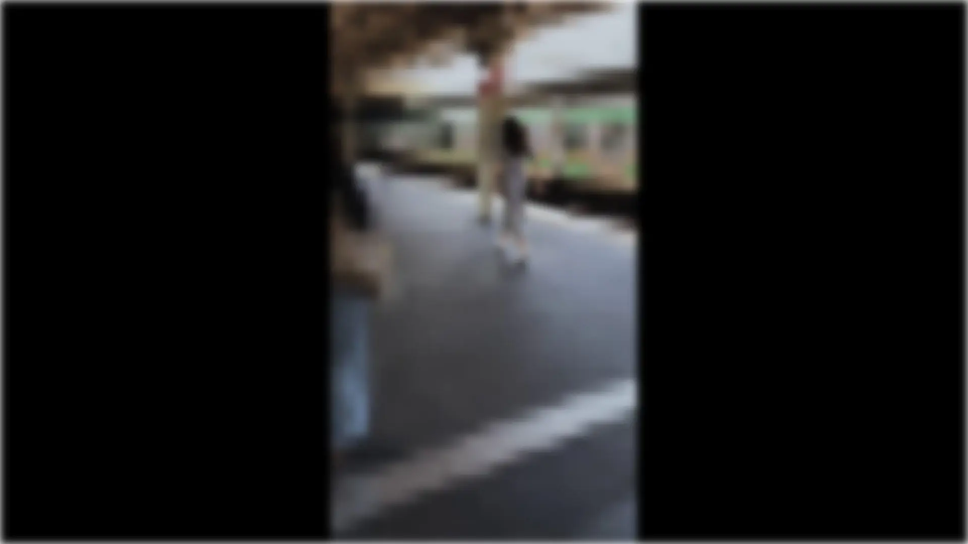 実録満員電車FILE OL編#001  至極普通のOLさんが通勤電車内で丸見えエンドレス手マンされてお漏らしダッシュ 補助画像 5