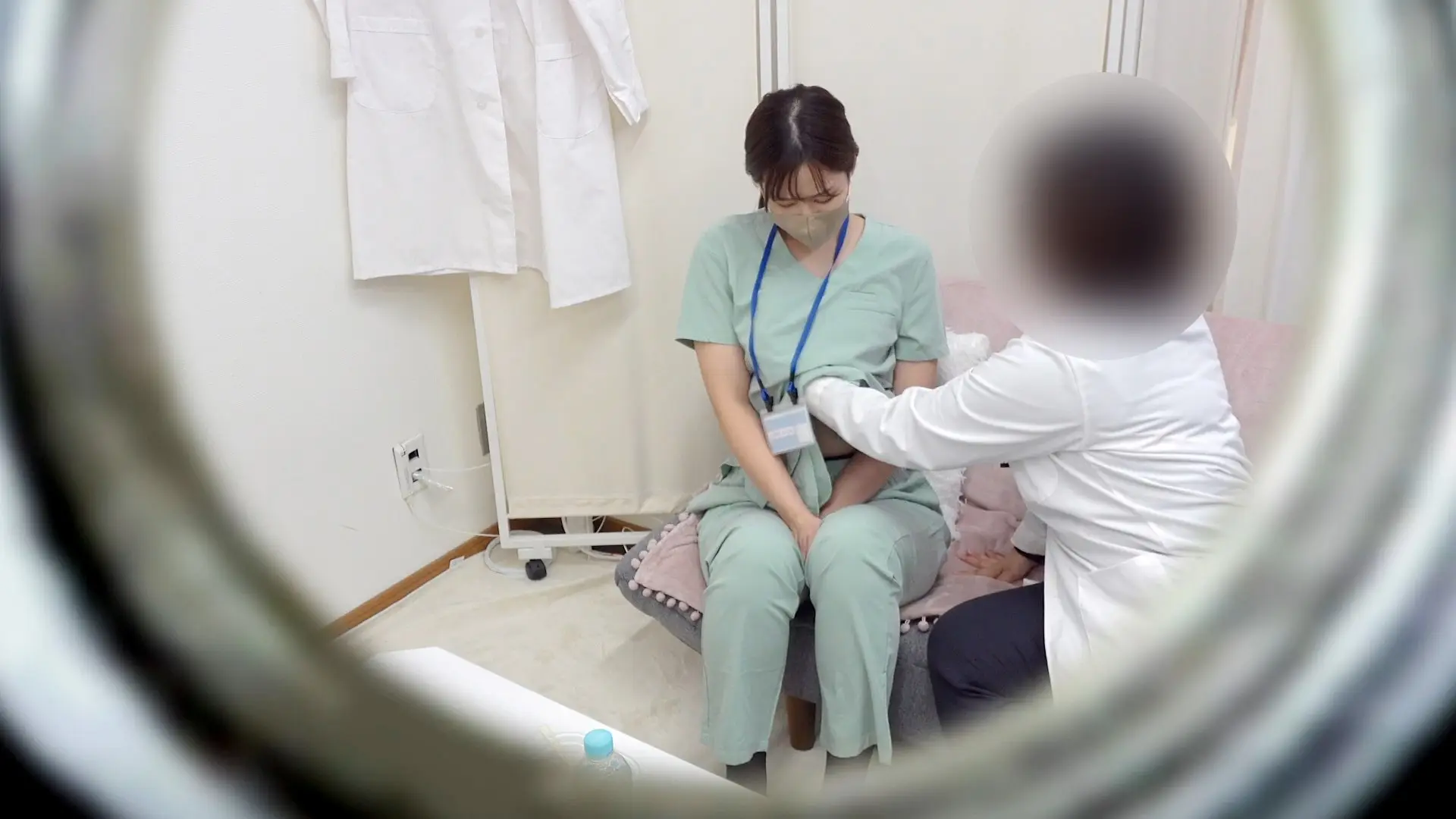 【女医の診察vol.29】不埒な研修医を休憩室で指導：ひとみ先生【前編】