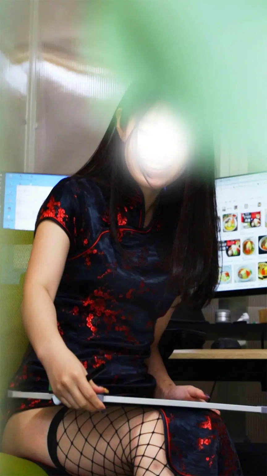 スリットから覗く美人の美脚 チャイナ服パンチラインハロウィン!