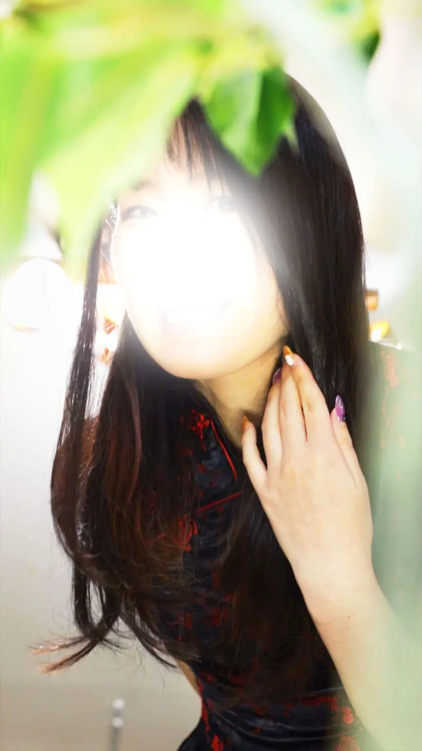 スリットから覗く美人の美脚 チャイナ服パンチラインハロウィン!