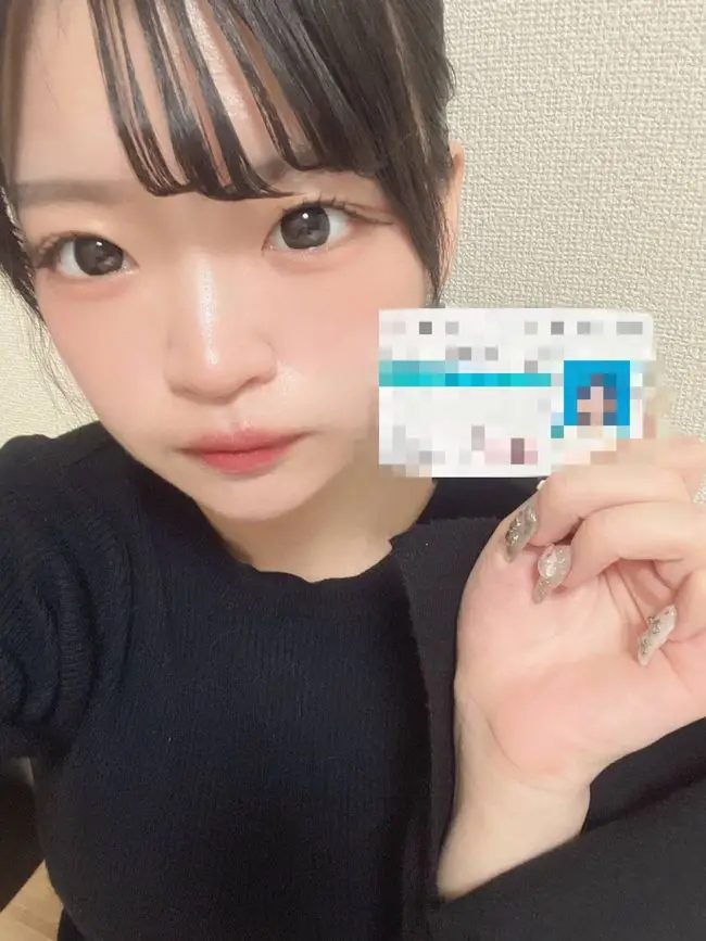 プレビュー画像：【無/生着替え】全裸身分証公開で黒歴史確定！未来ある女大生の誰にも言えない秘密のアルバイトの全貌を公開する。