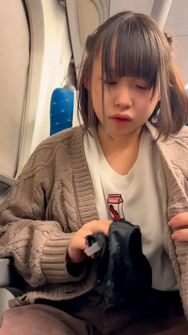 電車でキョロキョロしながら露出＆手突っ込んでオナニー