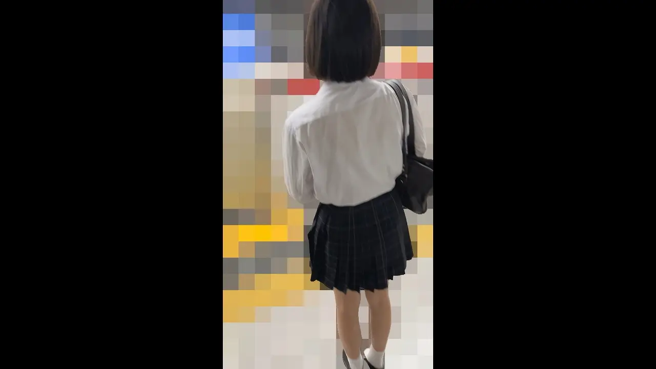 握らせ手コキ。勃起した陰茎を押し付け、抵抗不能のされるがままストローク。