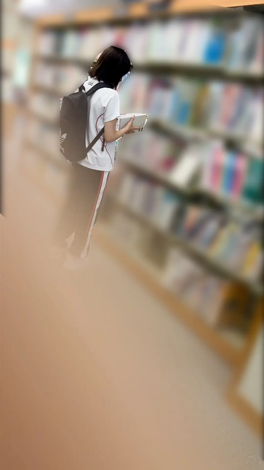 医科大優等生の美乳おっぱいを図書館で直揉み！【おっぱいお触り】