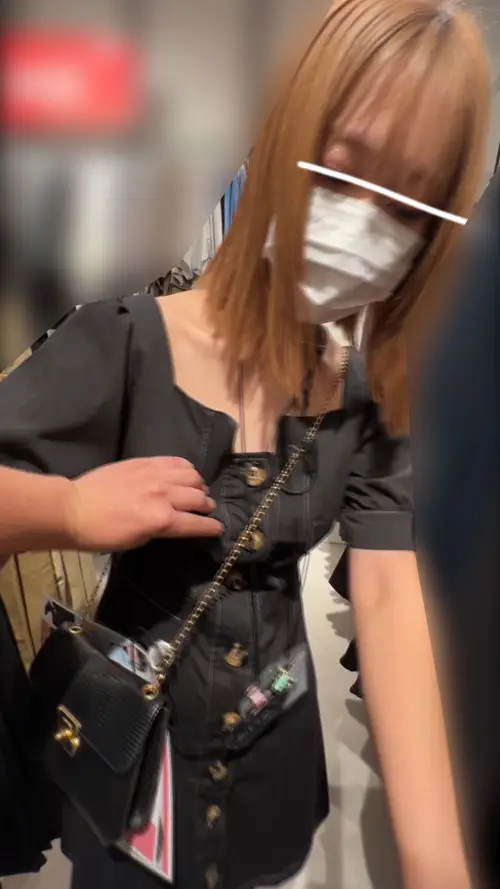 美女店員さんをWち●【おっぱいお触り】