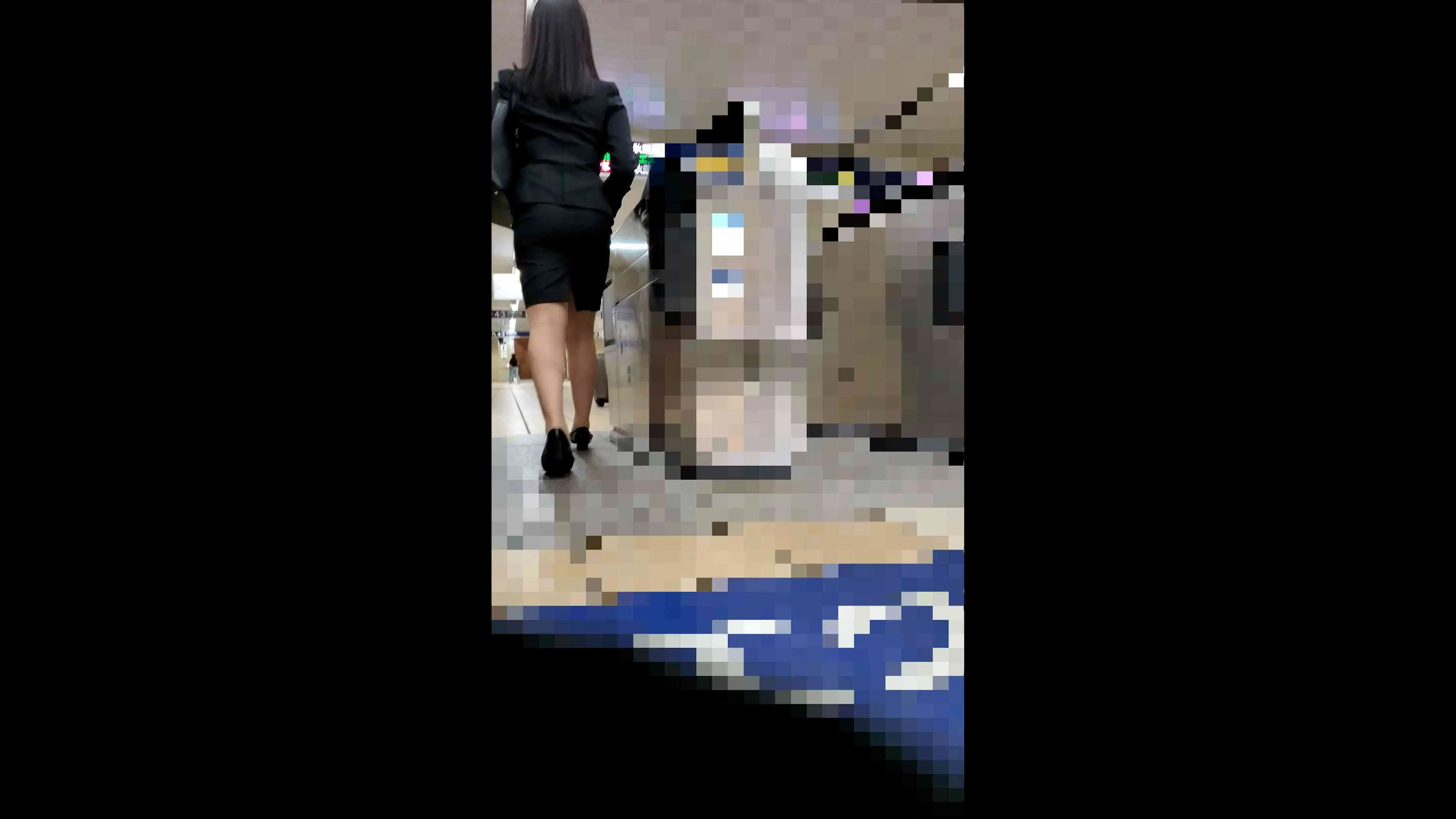 [乗車記録167/謹賀新年]鉄壁の陥落...眼鏡スーツの爆乳OL。通勤ラッシュに沈む理知的な横顔と、露わになる爆乳の存在感。