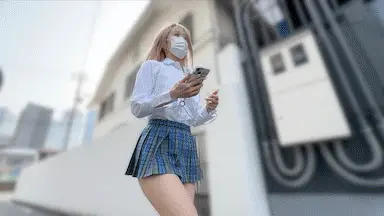 【高画質】ド派手な制服ギャルのエロ過ぎるパイパンスジマンとでか尻をしつこ過ぎるほど接写。 画像 1