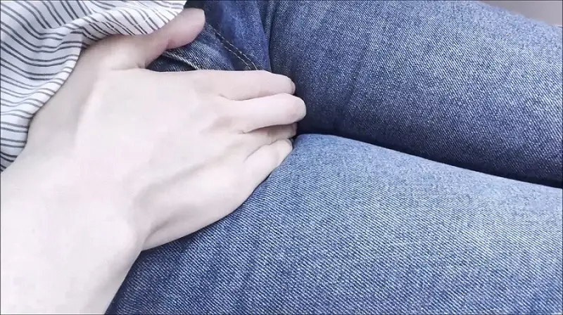 電車お触り37 最強ショート美女降臨。乳首が敏感過ぎて感じてしまう姿はフルボッキ不可避です、。