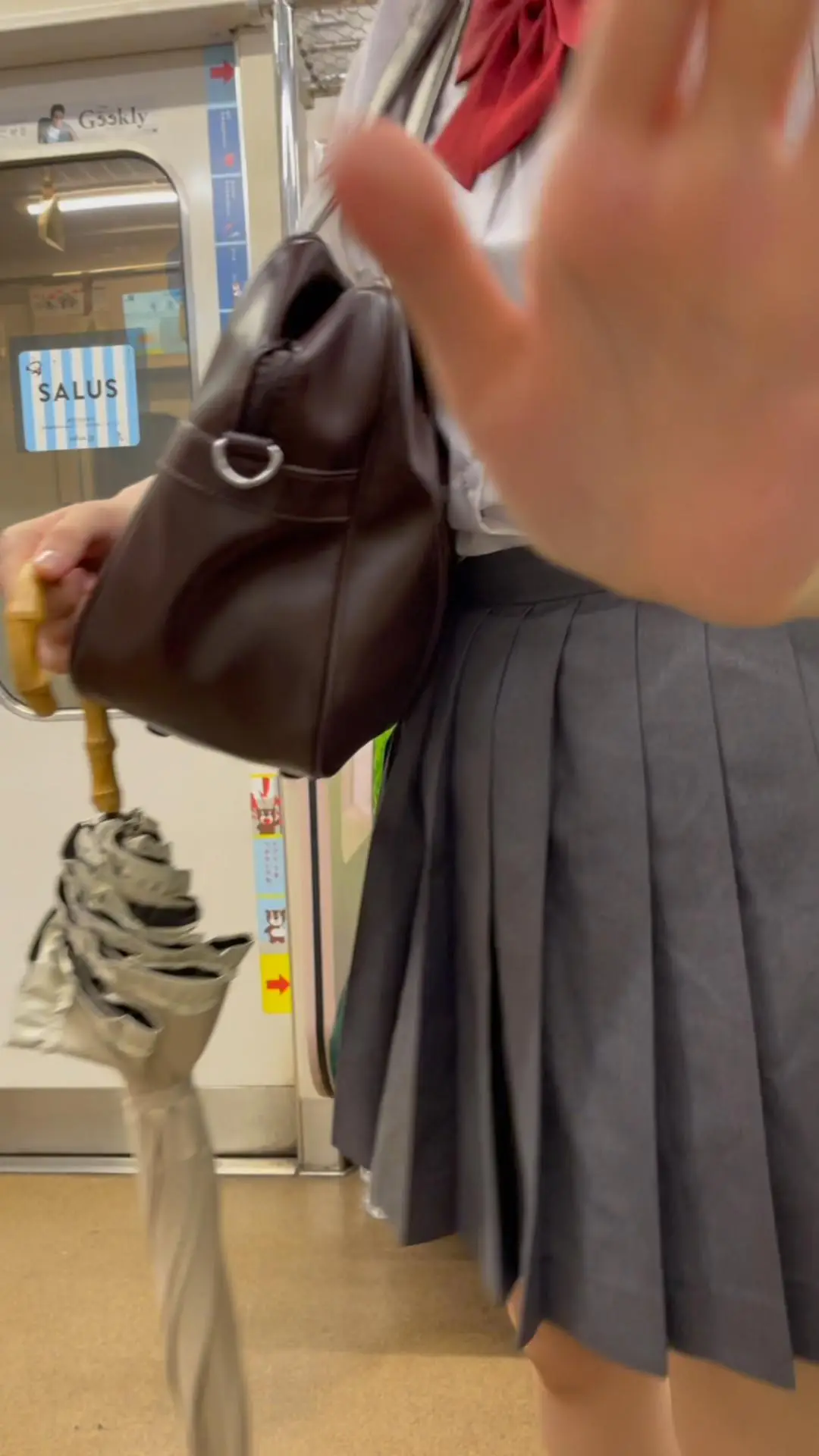 JK盗撮日記209　初登場！！年上の彼氏と電車内で過激にイチャイチャ！？激カワ黒髪清楚系JKを電車内で盗撮【完全主観27分超撮影