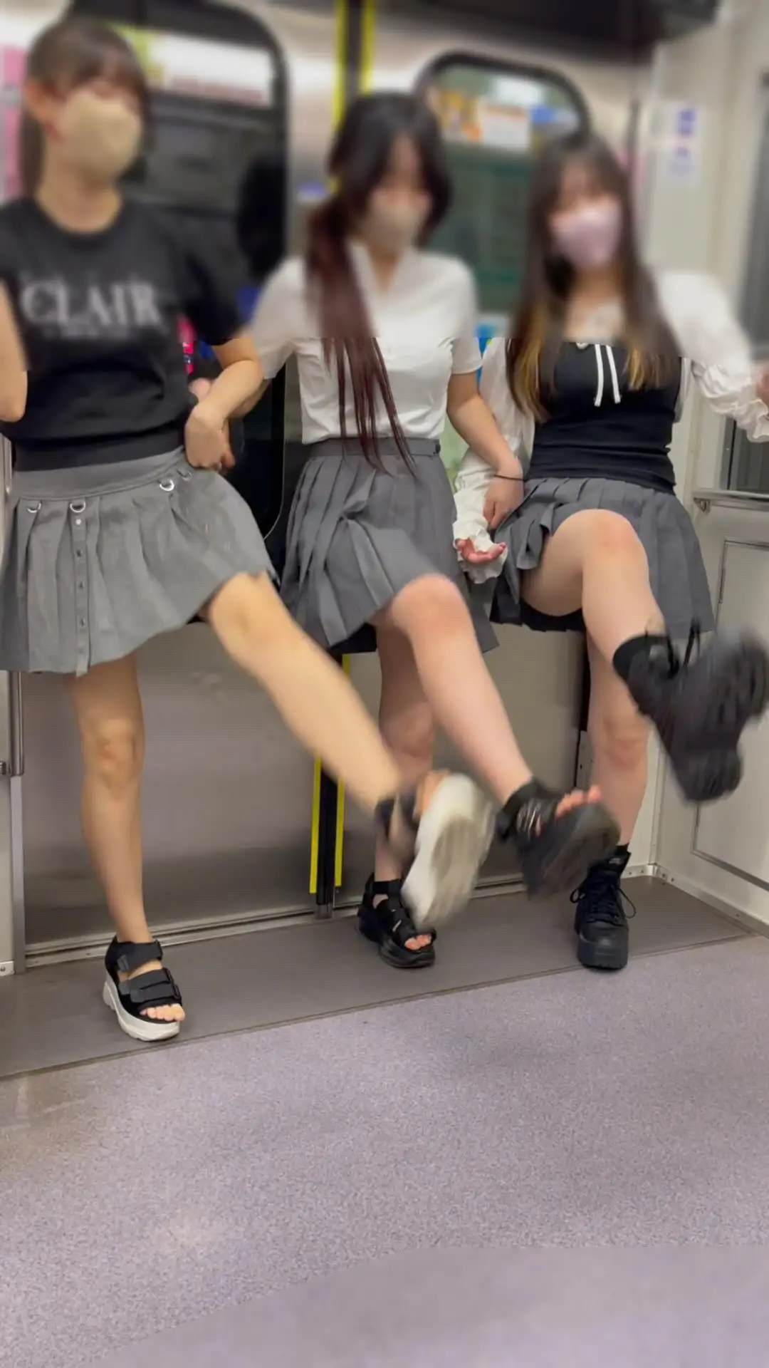 JD盗撮日記48　最強の三姉妹が再び登場！！今回も電車内でやりたい放題w激カワ美脚JD達を電車内で盗撮【※完全主観30分超撮影】