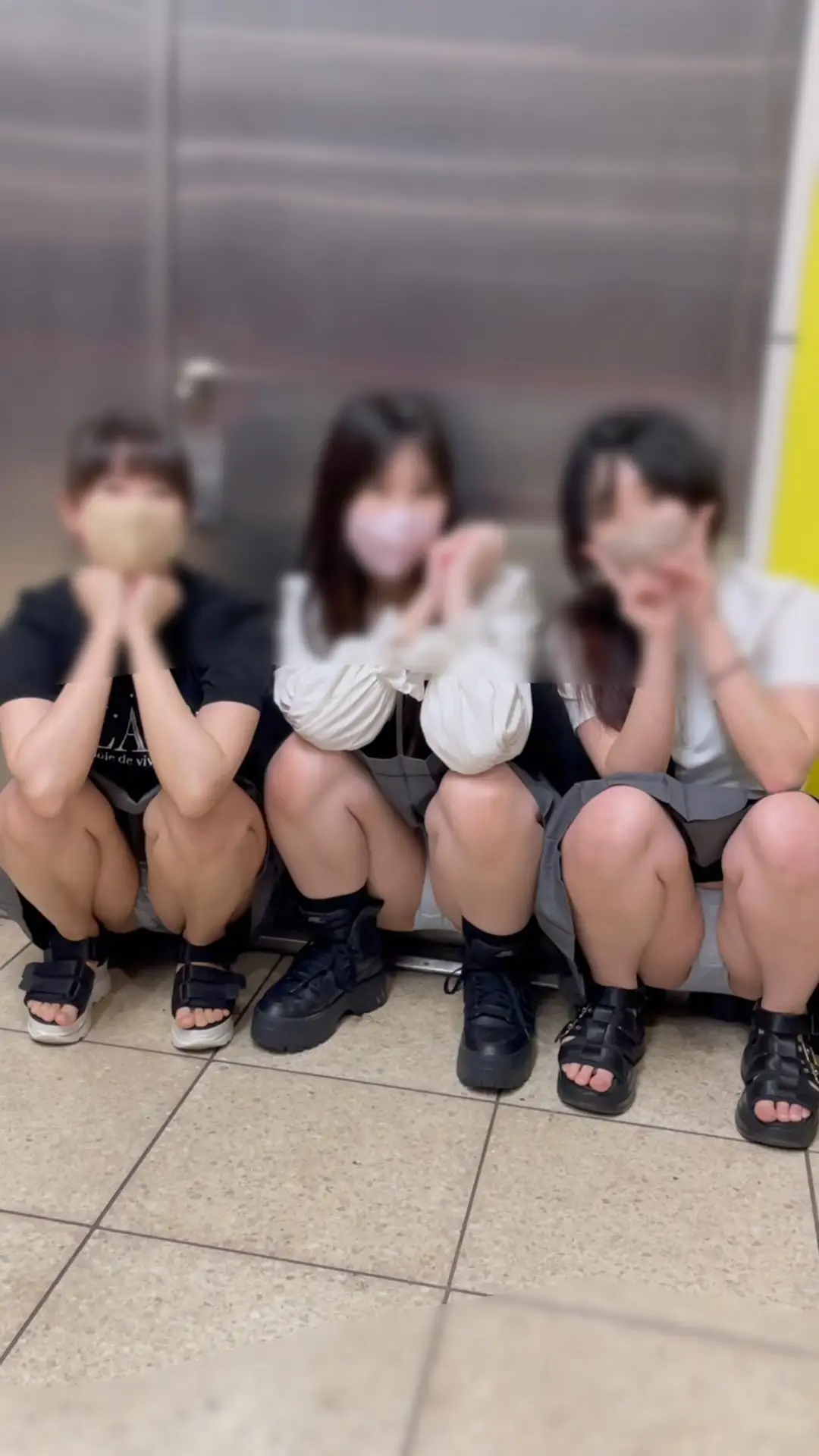 JD盗撮日記48　最強の三姉妹が再び登場！！今回も電車内でやりたい放題w激カワ美脚JD達を電車内で盗撮【※完全主観30分超撮影】