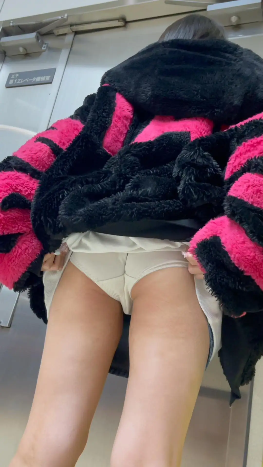 JD盗撮日記68　初登場！！ショートカットが可愛すぎる！！現役アイドル級激カワJDを電車内で盗撮【ローアングル強化版36分超撮影